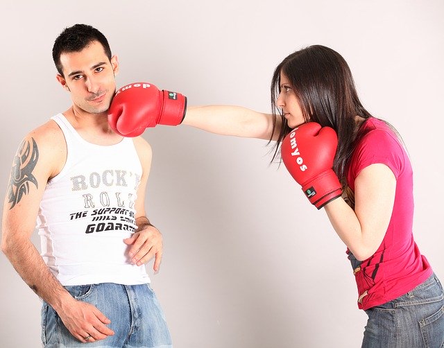 žena boxující muže