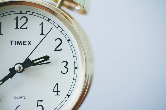 hodiny – symbol času, který se musí rozvrhnout